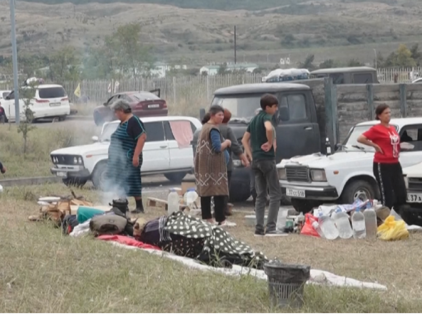 Armenët e larguar nga shtëpitë prej konfliktit, strehohen në bazën ruse gjatë negocjatave
