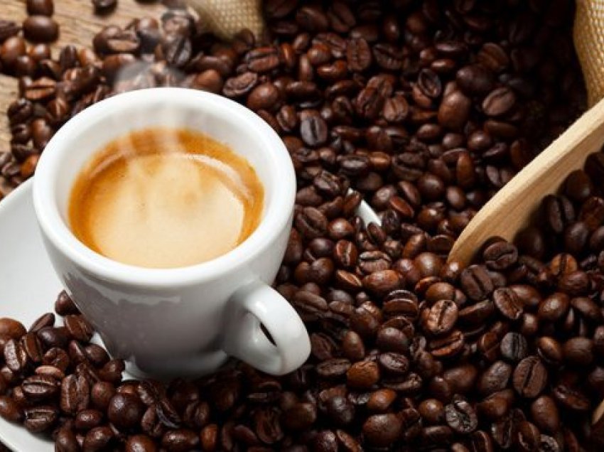 Mjekët thonë: Kafeja nuk duhet të zëvendësojë ujin