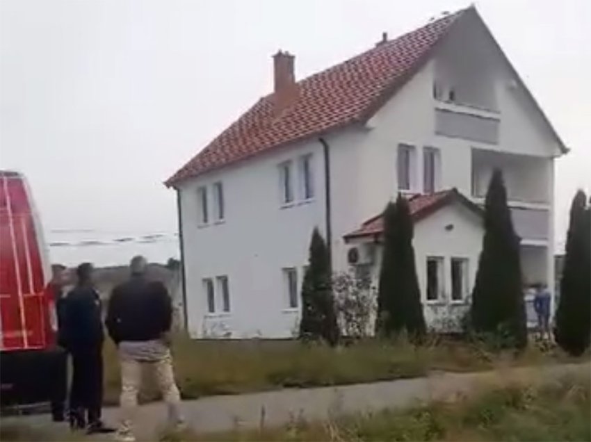 Pamje nga shtëpia e policit të vrarë në veri 