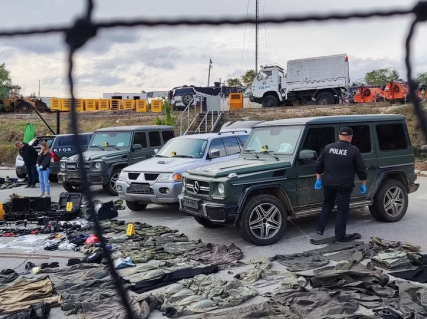Policia e Kosovës ekspozon armët e konfiskuara pas sulmit në veri