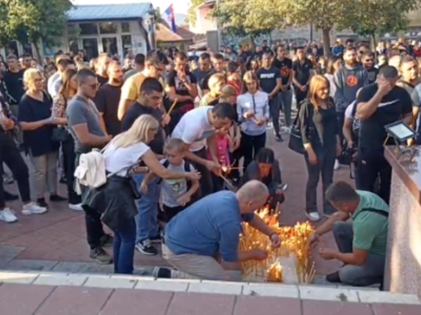 Serbët në Zveçan ndezin qirinj për terroristët e vrarë në Banjskë 