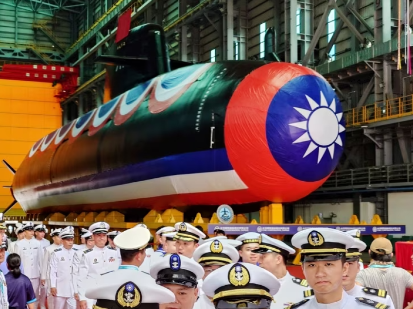 Tajvani prezanton nëndetësen e parë teksa rrit mbrojtjen kundër Kinës