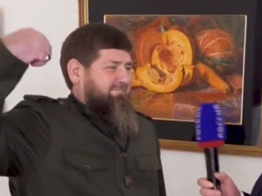 Kadyrov tregoi bicepsin kur u pyet lidhur me pretendimet për gjendjen e tij shëndetësore