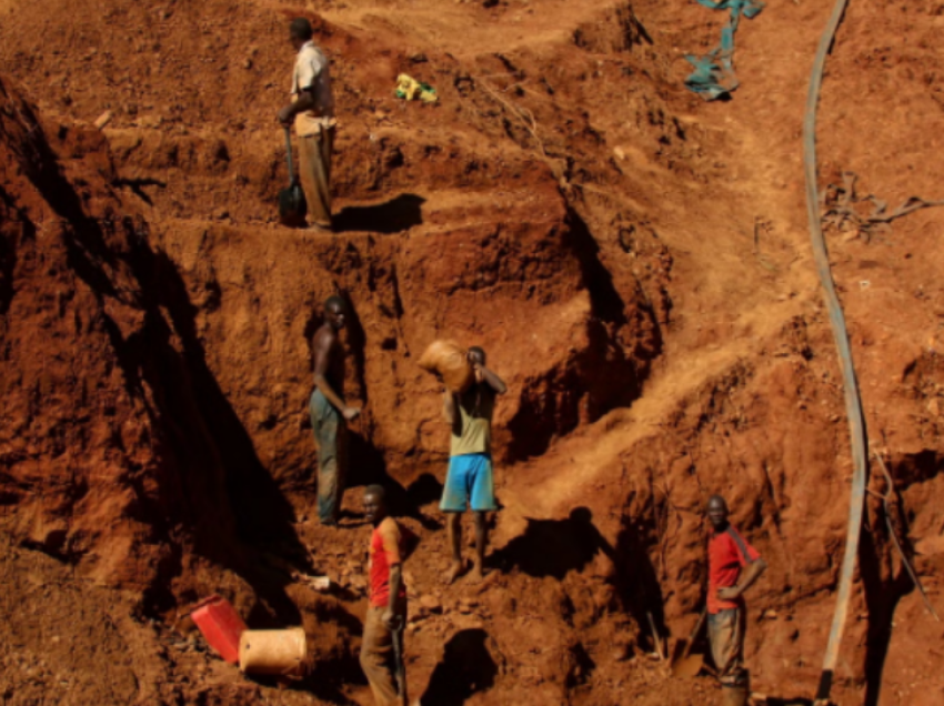 Gjashtë të vdekur, 15 të bllokuar nëntokë pas shembjes në minierën e arit në Zimbabve 