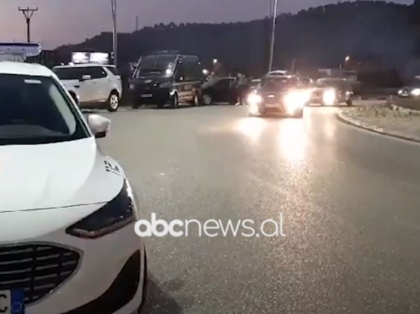 Policia dhe FNSH kontrolle në Vlorë për automjete me xhama të zinj dhe persona që lëvizin me armë