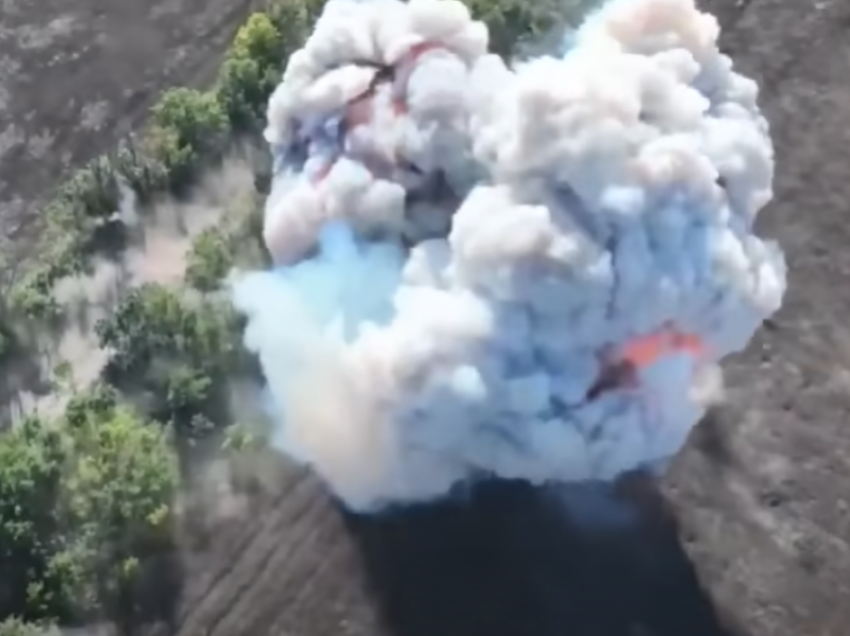 Shpërthim i fuqishëm kur Ukraina hodhi bombë tek tanku rus