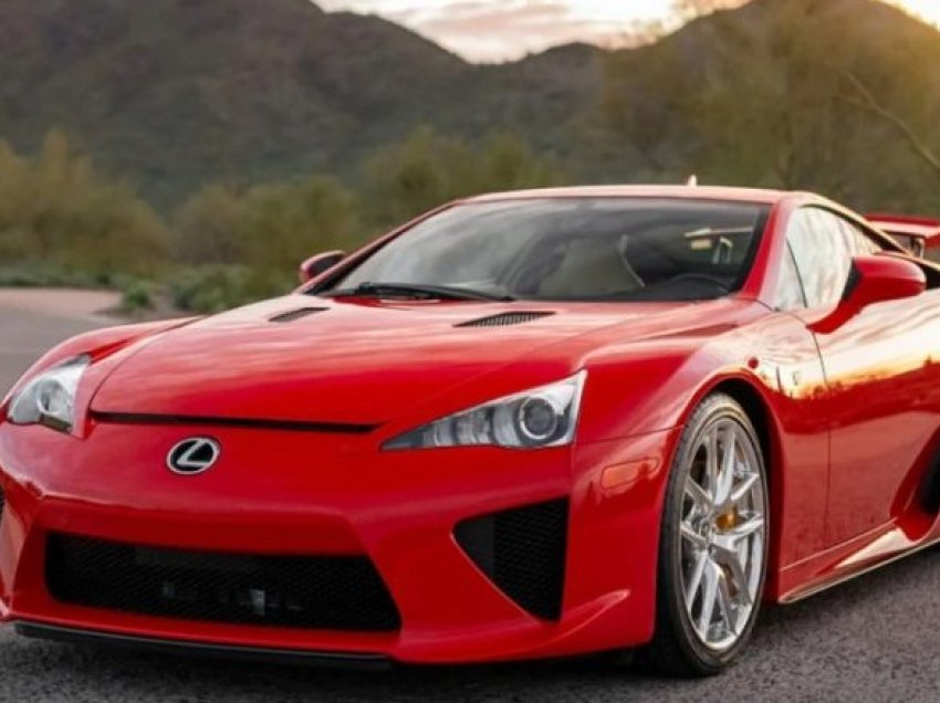Një perlë automobilistike me vetëm 430 kilometra të kaluar, Lexus LFA shitet për gati një milion dollarë