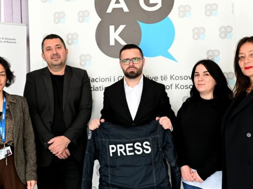 AGK pranon donacion 70 xhaketa dhe jeleka me mbishkrimin “Press” nga misioni i OSBE-së në Kosovë