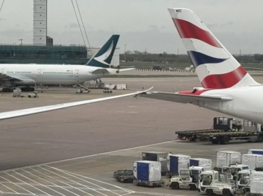 Pamje: Dy aeroplanë përplasen mes vete – njëri “ia preu majën e krahut” tjetrit