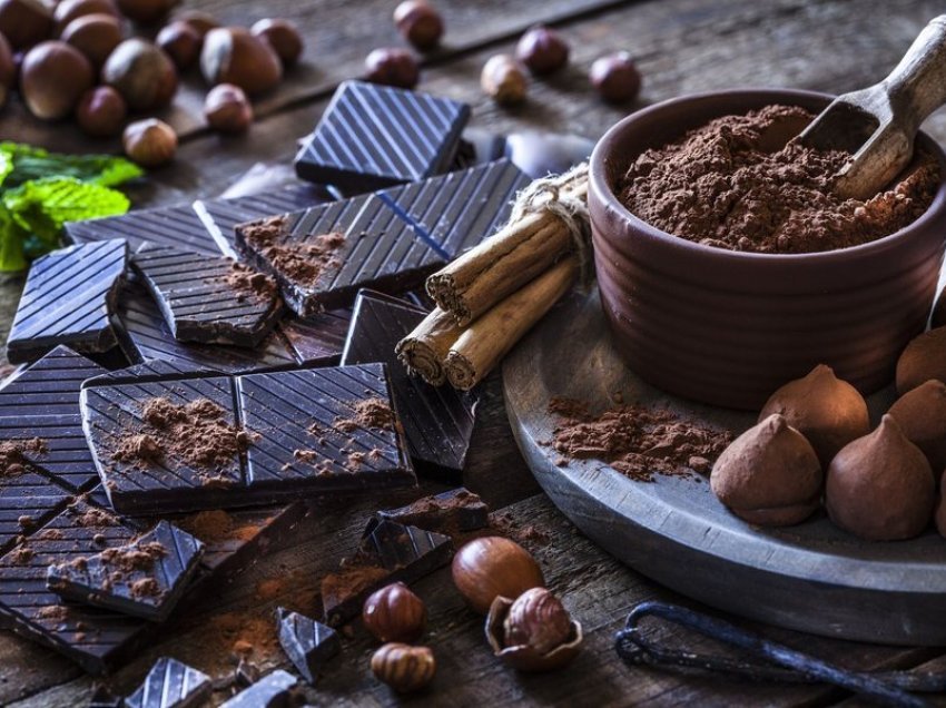 Çokollata mund të parandalojë Alzheimer dhe t'ju bëjë të humbisni peshë!