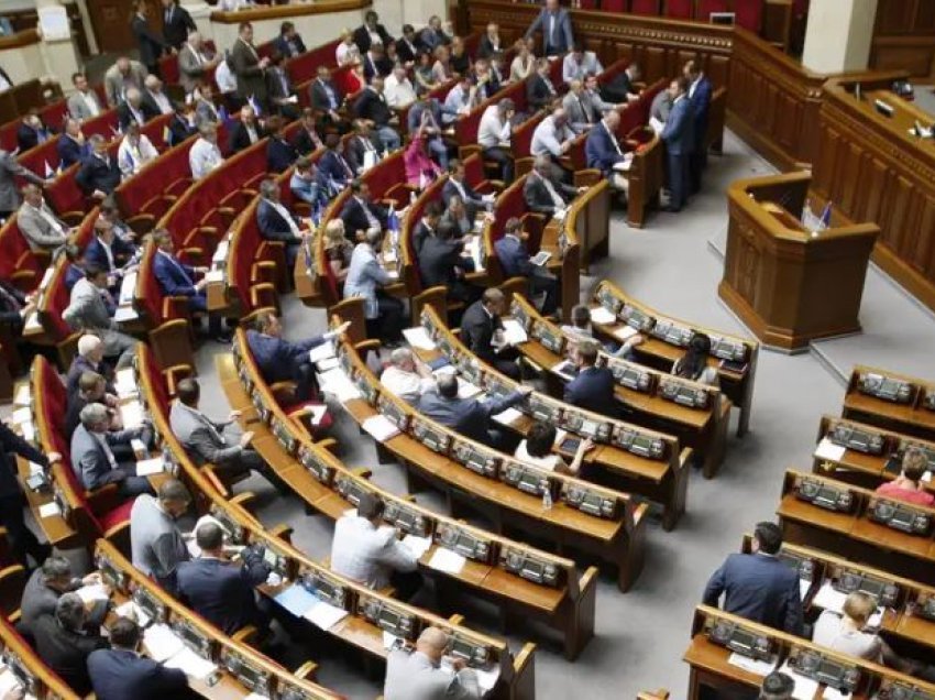 Parlamenti i Ukrainës miraton ligjin e ri për mobilizimin ushtarak! Rregullore e ashpër për burrat, ja çfarë parashikohet