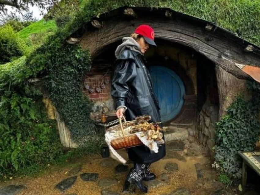 Rita Ora adhuruese e “Lord of the Rings”, viziton vendin e tyre