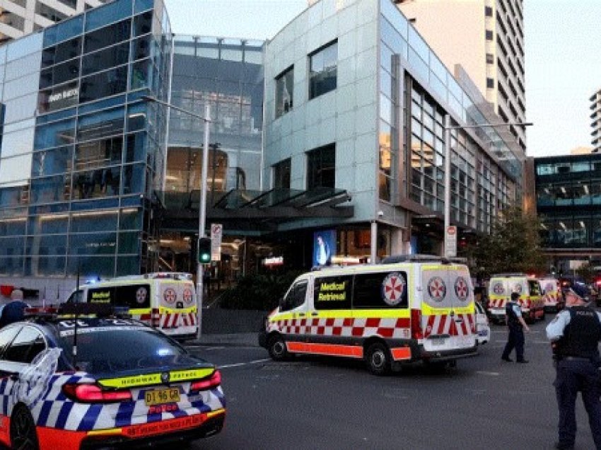 ​Sulmi me thikë në një qendër tregtare në Australi, sulmuesi qëllohet nga policia