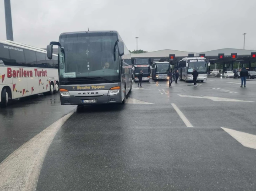 “Zyrtarja e Policisë së Kosovës ende është duke u intervistuar nga policia serbe”, flet pasagjeri i autobusit “Bici Com” që po mbahet në kufirin Serbi-Hungari