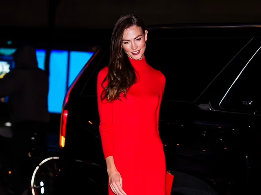 Karlie Kloss mahnit në një fustan të kuq, teksa merr pjesë në një event të modës