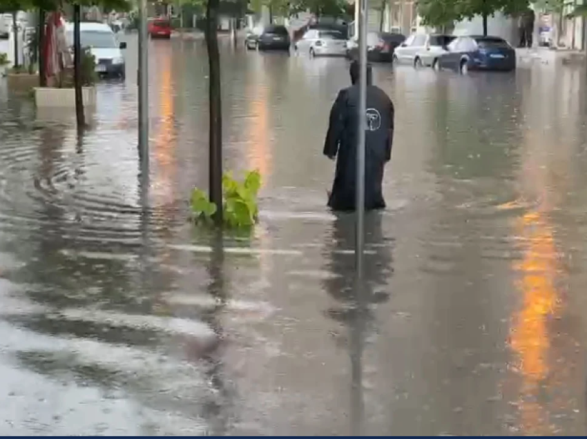 Reshjet e dendura të shiut shkaktojnë përmbytje të rrugëve në Vlorë, vështirësi në qarkullimin e automjeteve