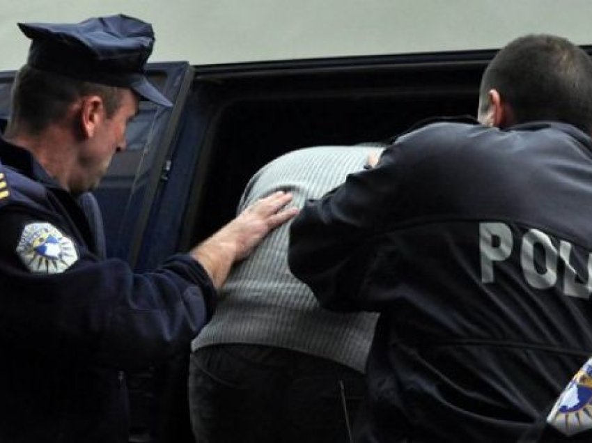 Arrestohen tre persona në Drenas pasi e sulmuan një zyrtar policor