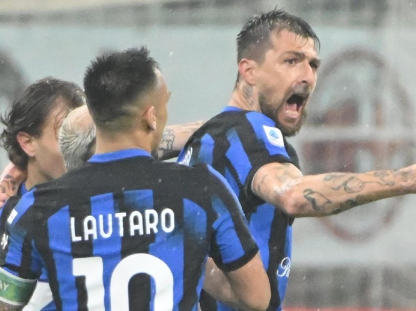 Tre kartona të kuq në fund, Milani gjunjëzohet! Interi kampion i ri, në festë edhe një shqiptar 