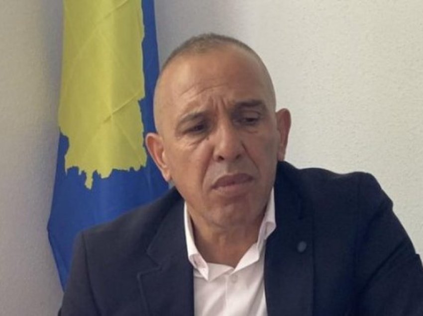 Kurti i bëri thirrje të dalë në zyrën e tij, Izmir Zeqiri i përgjigjet kryeministrit