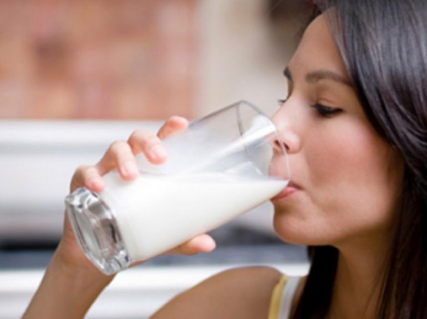 Çfarë i ndodh trupit kur padashje pini qumësht të skaduar?
