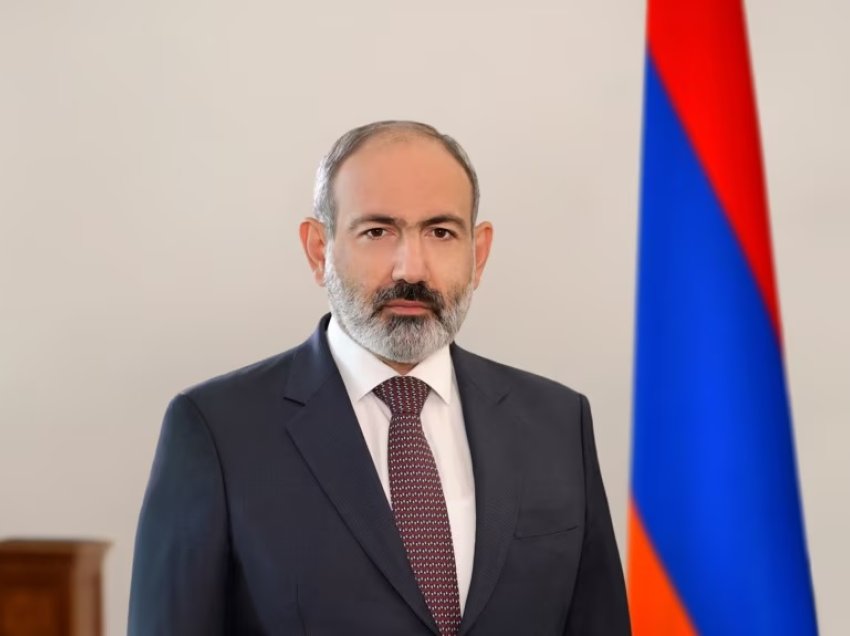 Në ditën e përkujtimit të gjenocidit, Pashinian u kërkon armenëve të “tejkalojnë traumën”