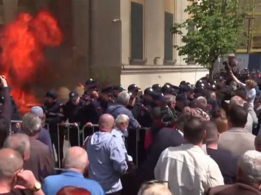 Hodhën molotov në protestën e parë, arrestohen dy persona, po shkonin sërish para Bashkisë së Tiranës