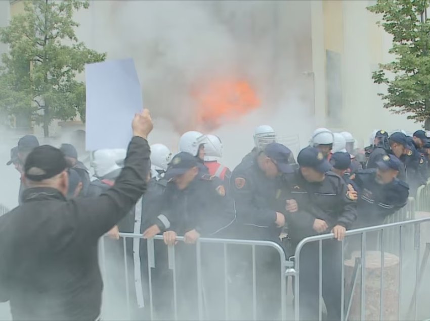 Sërish molotovë e tensione gjatë protestës kundër kryebashkiakut Veliaj