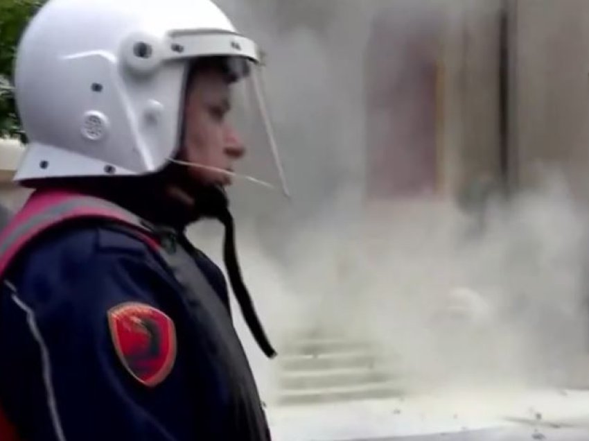 Protestë te Bashkia Tiranë, qëllohet ndërtesa me molotov, 2 persona në polici