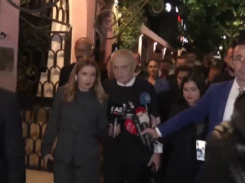 “Berisha nuk është në arrest shtëpie, është në piedestal”- Meta vesh bluzën me mbishkrimin ‘lironi liderin e opozitës’