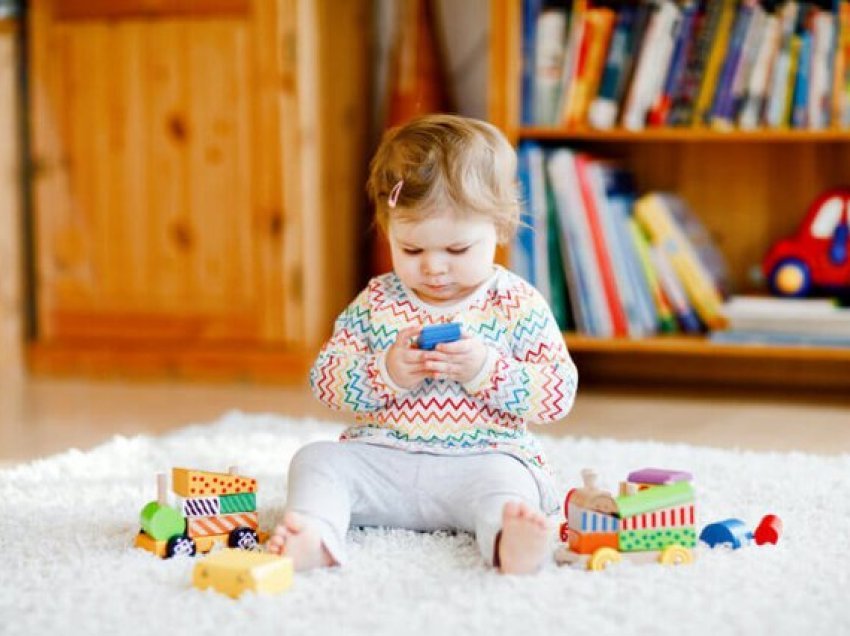 Si ndryshojne shenjat e autizmit tek bebet 0-12 muajshe, 1 deri në 2 vjeç dhe mbi 3 vjeç