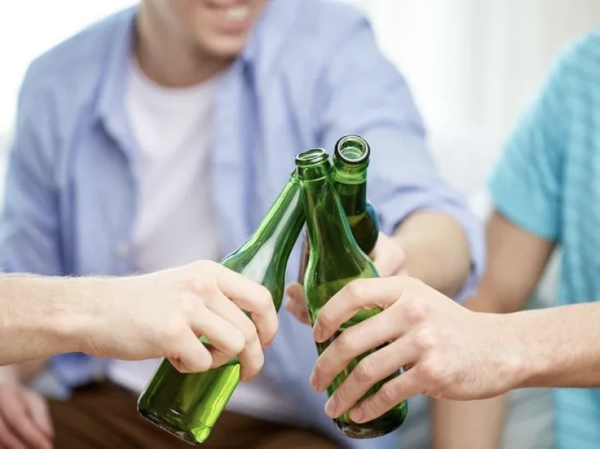 Studimi: Në Shqipëri, 45% e 15-vjeçarëve meshkuj konsumojnë alkool