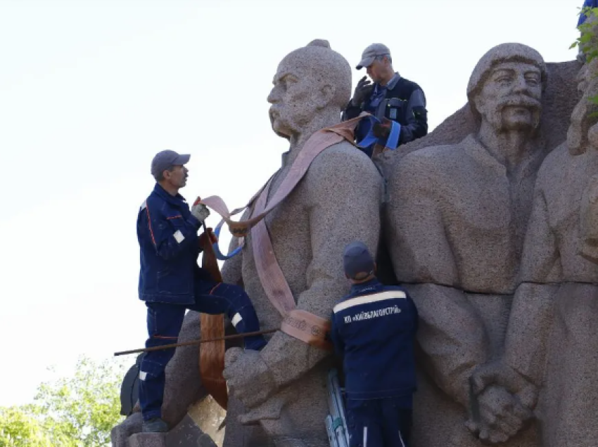 Autoritetet e Kievit fillojnë çmontimin e monumentit historik të Këshillit Pereiaslav