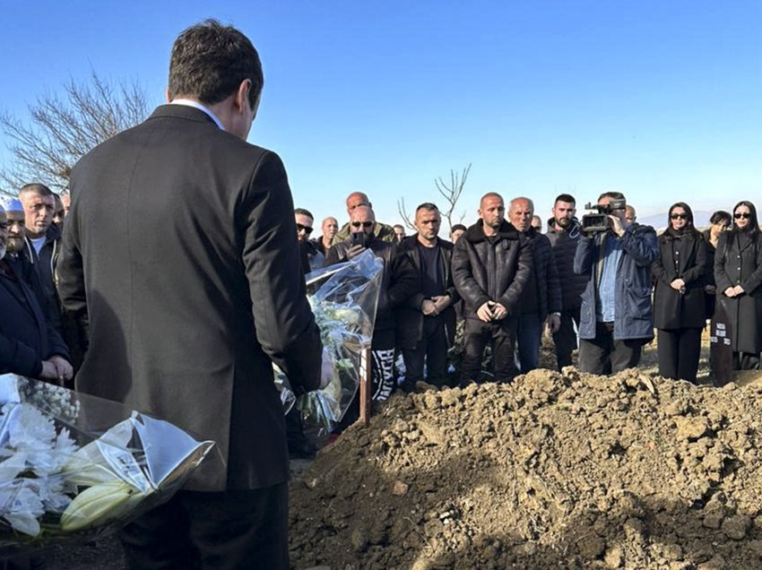 Kryeministri Kurti mori pjesë në ceremoninë e varrimit të luftëtarit të UÇK-së - ky është fjalimi i tij i plotë