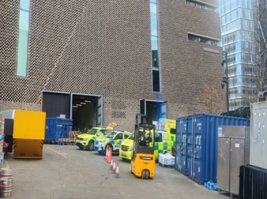 ​Një burrë vdes pasi bie nga një ndërtesë në Londër