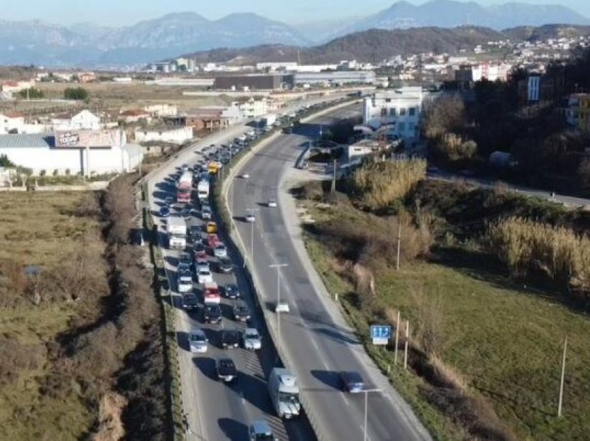 Aksident në autostradën Tiranë-Durrës, shkak dyshohet një trafik i rënduar në njërin krah
