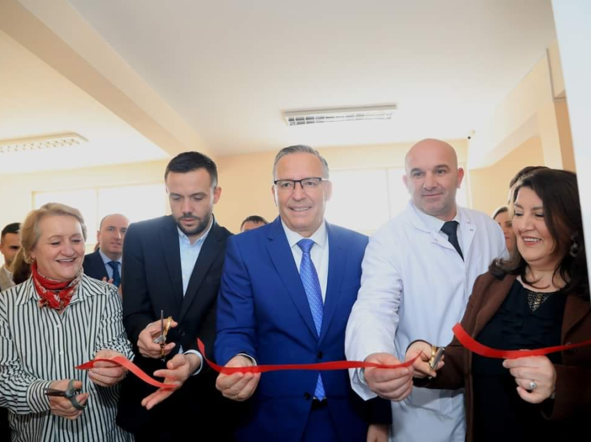 Kryetari Hamza vlerëson profesionistët: Hapet kabineti dentar në Shkollën e Mjekësisë në Mitrovicë, meritor për këtë Mentor Ferizi 