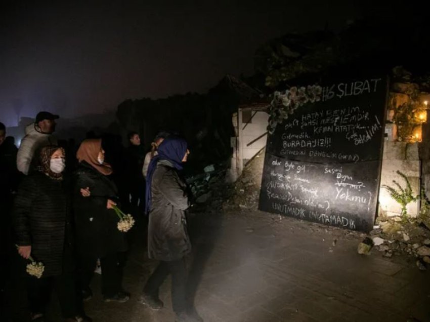 Turqia kujton mijëra të vdekur, e rrethuar nga rrënojat e tërmetit të vitit të kaluar