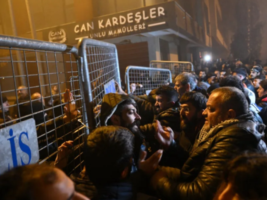 Protestuesit përleshen me policinë turke në përvjetorin e tërmeteve shkatërrimtare 