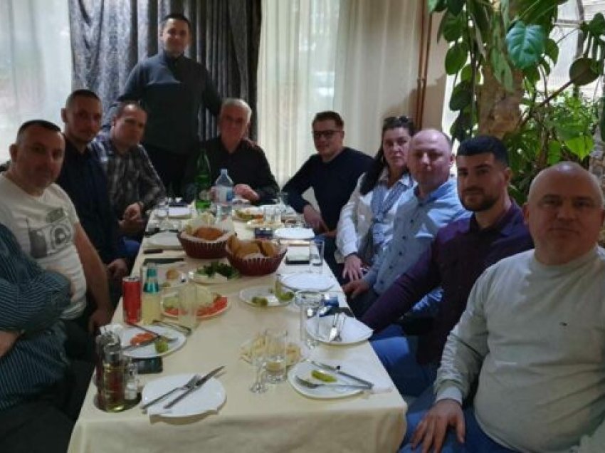 “Mbledhja urgjente” në restorant: Një grup i serbëve u takuan në veri, u përmend “gjendja alarmante”
