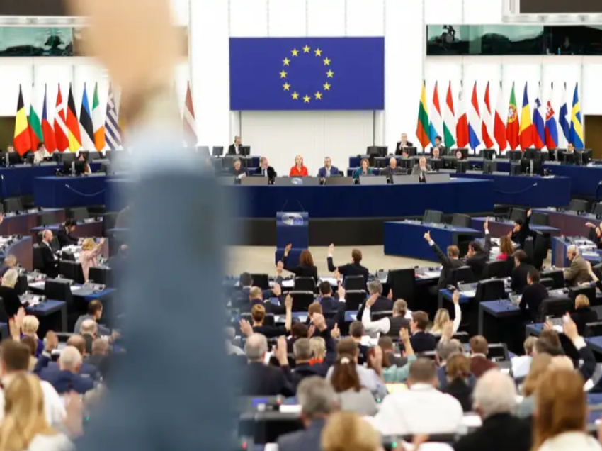 Pse rezoluta e PE i sjell Vuçiqit probleme të mëdha