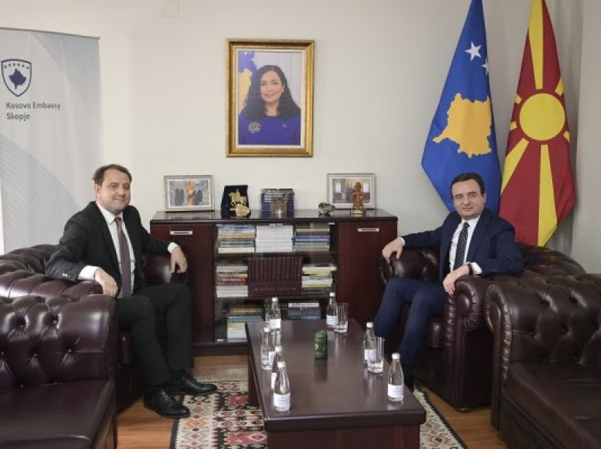 ​Kurti vizitoi Ambasadën e Kosovës në Shkup