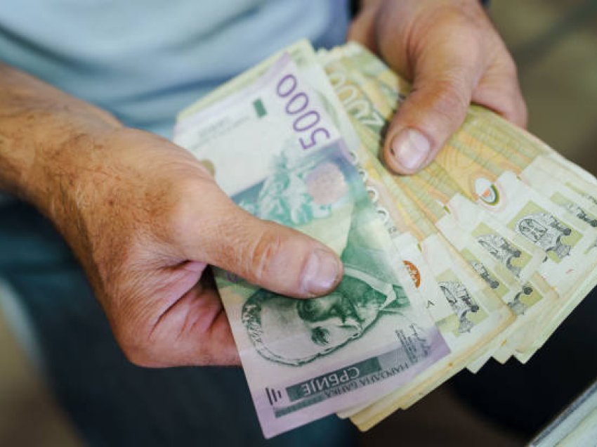 Përkundër dekretit të BQK-së, komuna paralele serbe në Leposaviq ofron dinar dhe hap konkurs