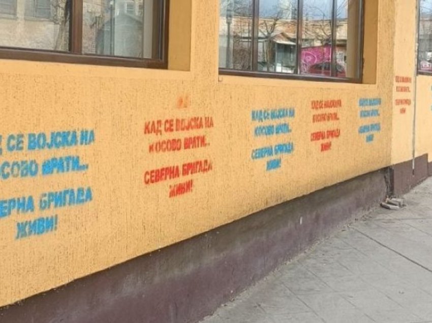 “Parapërgatitje”/ Zbërthehet prapavija e grafiteve të reja në veri - ja paralajmërimi i fuqishëm para përvjetorit të pavarësisë së Kosovës!