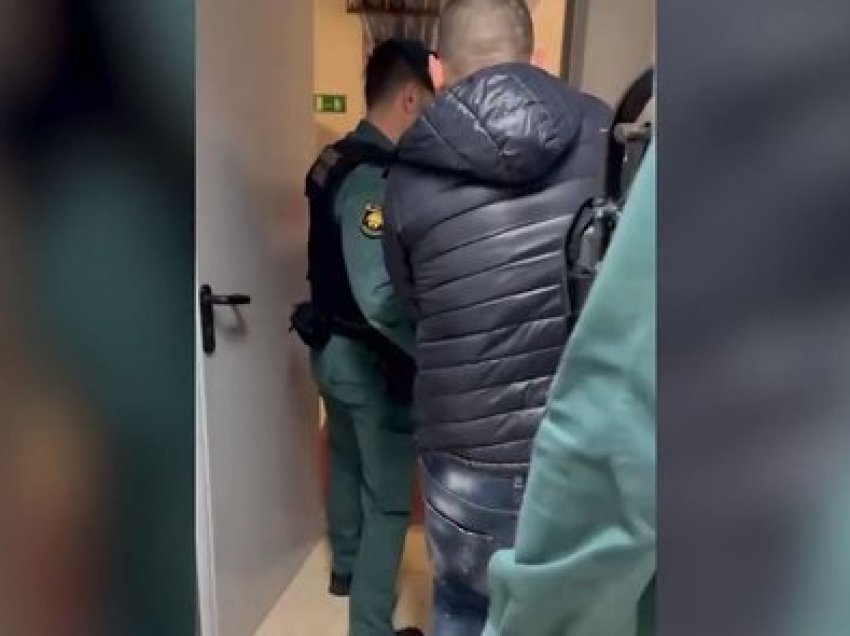 Tentoi t’i largohej postbllokut dhe lëndoi një polic, arrestohet shqiptari i kërkuar në Barcelonë