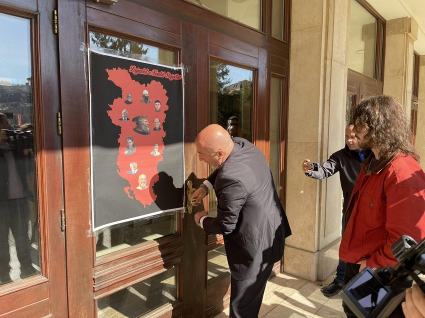 Vendoset një pankartë me figurat e personaliteteve shqiptare në hyrje të Kuvendit - S’mungojnë Thaçi, Rama e Haradinaj