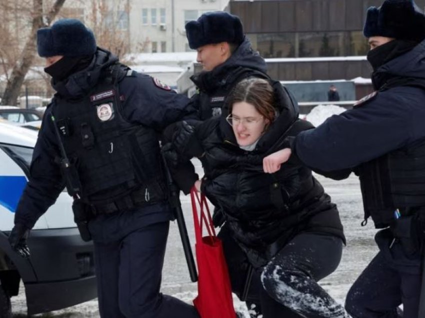 Qindra të arrestuar në disa qytete ruse pas vdekjes së Navalny-it
