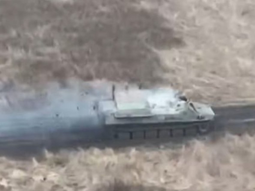 Droni kamikaz i ukrainasve godet autoblindën ruse, i detyron ushtarët të zbresin