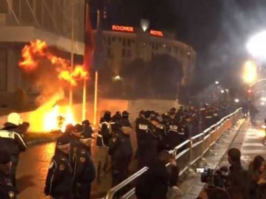 Tensione në protestën e opozitës, hidhen shishe molotov drejt Kryeministrisë