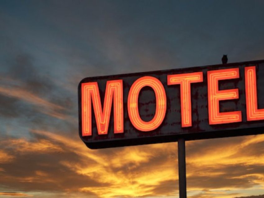 Shqiptari bie në kurth pasi shkoi në motel ‘Hilton’ me një vajzë, 3 persona i futen në dhomë dhe e rrahin brutalisht