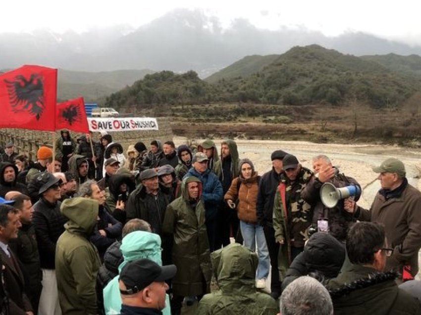 “Larg duart nga Shushica”/ Protestë në Kuç të Vlorës, banorët: Pezulloni projektin e ujësjellësit